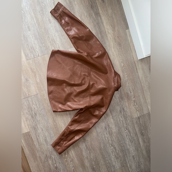 Aritzia 
Babaton Pelli Hip Shirt Jacket Brown Leather 
Size M - Picture 1 of 3